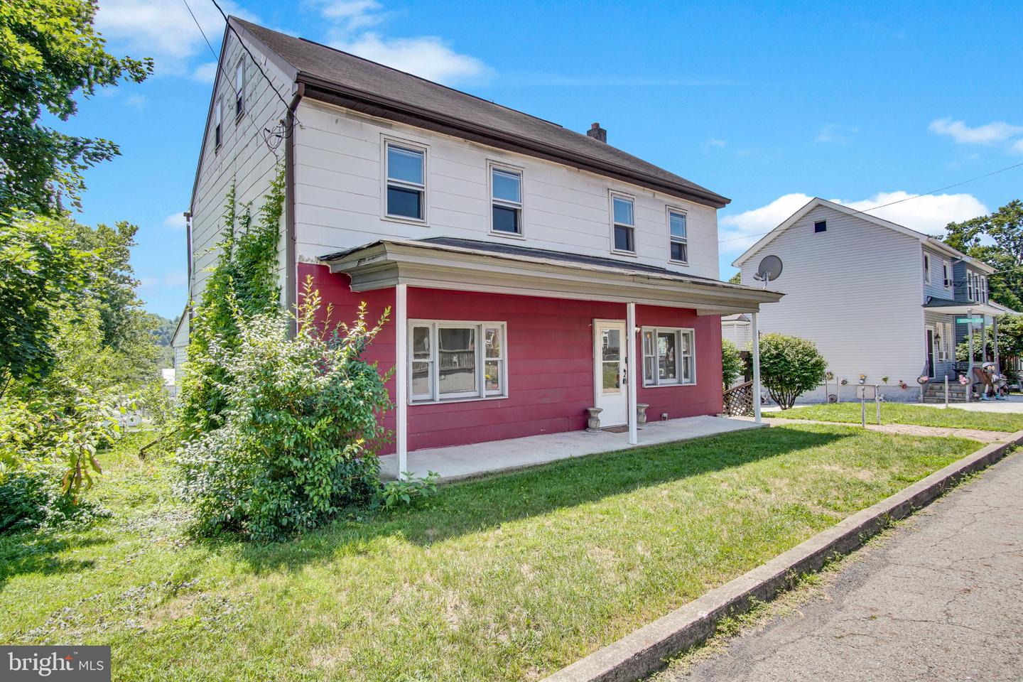 211 OAK ST Property Photo 1