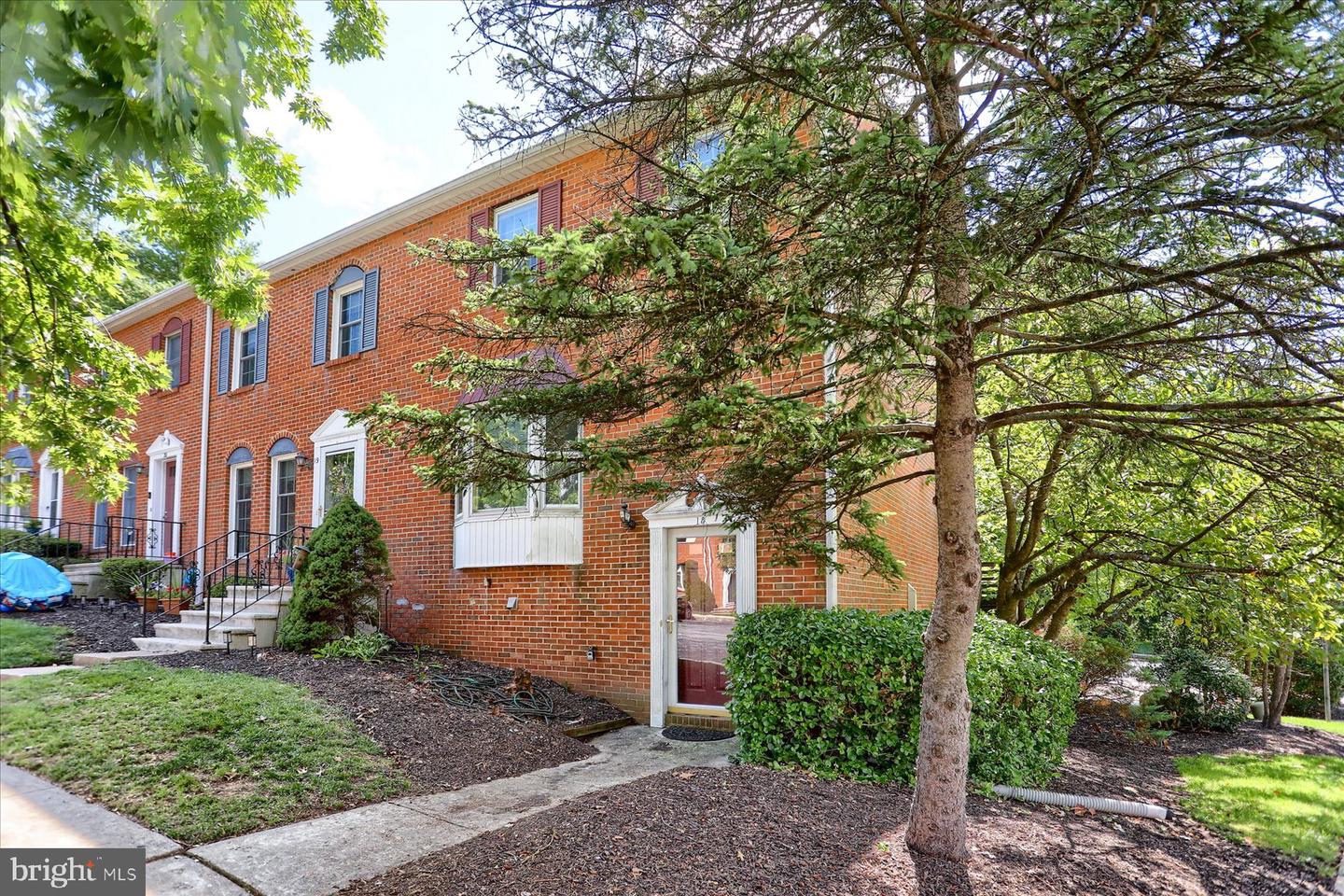 18 Fairfax Vlg Property Photo 2