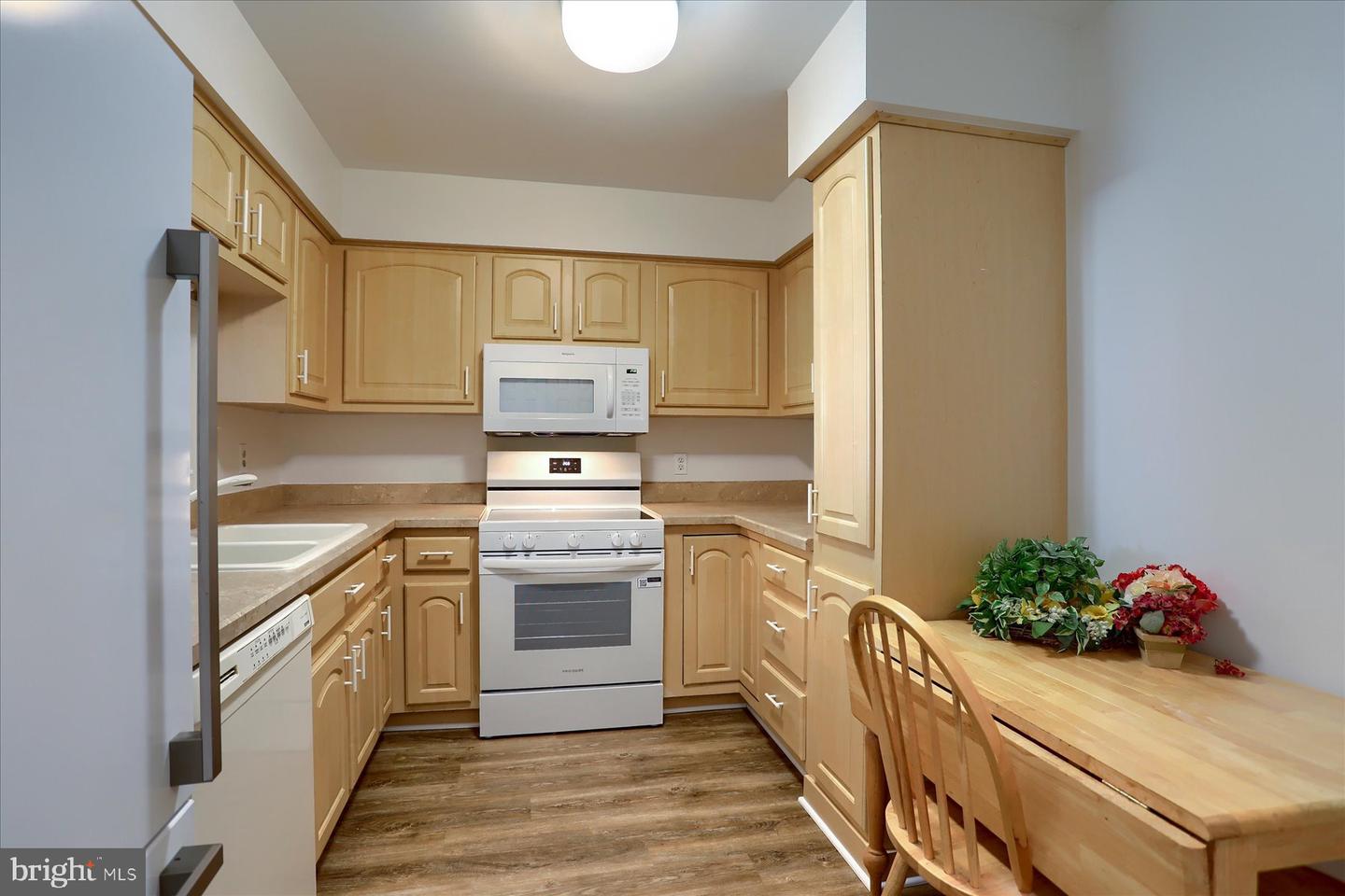 18 Fairfax Vlg Property Photo 7
