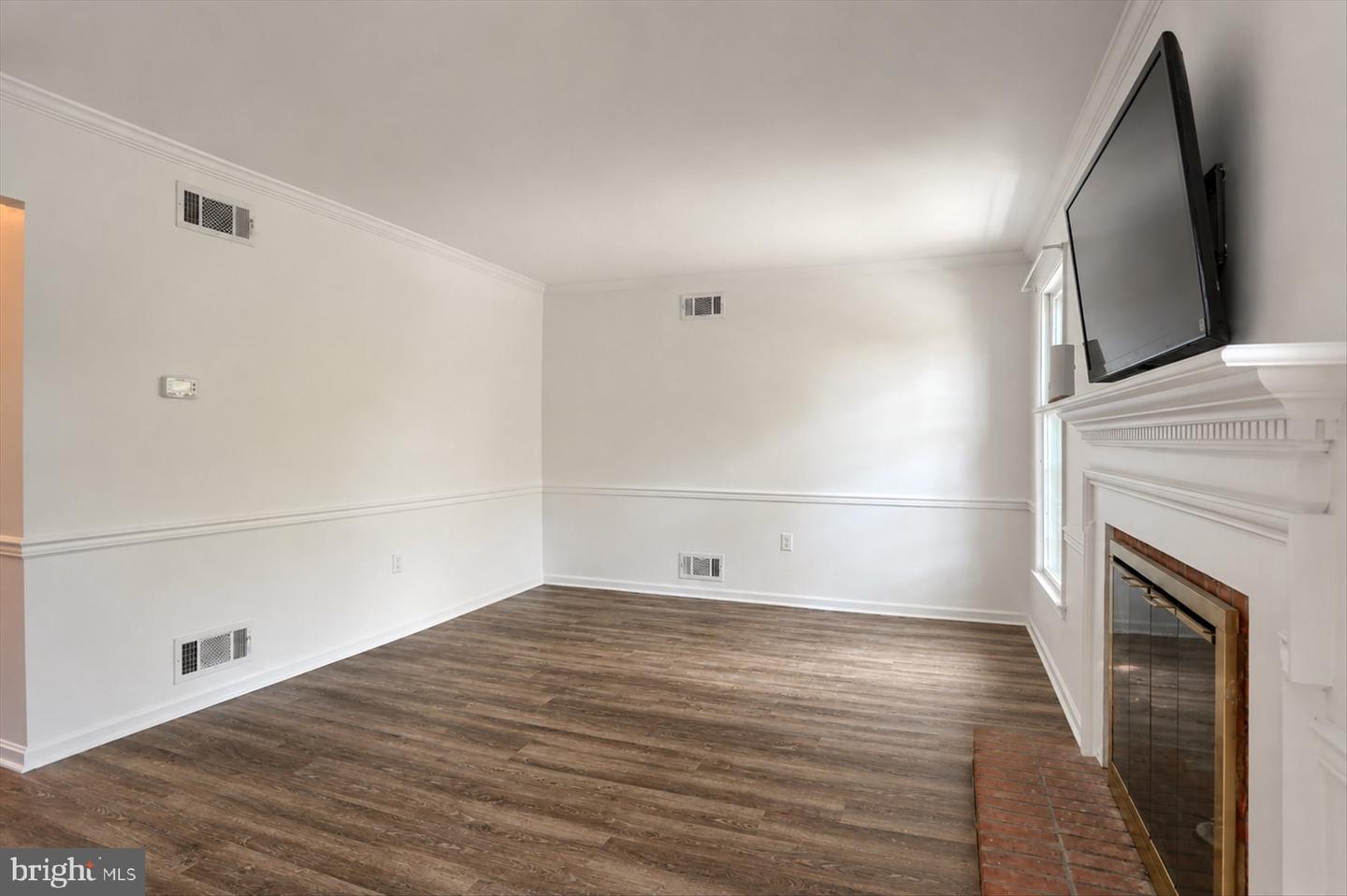 18 Fairfax Vlg Property Photo 8