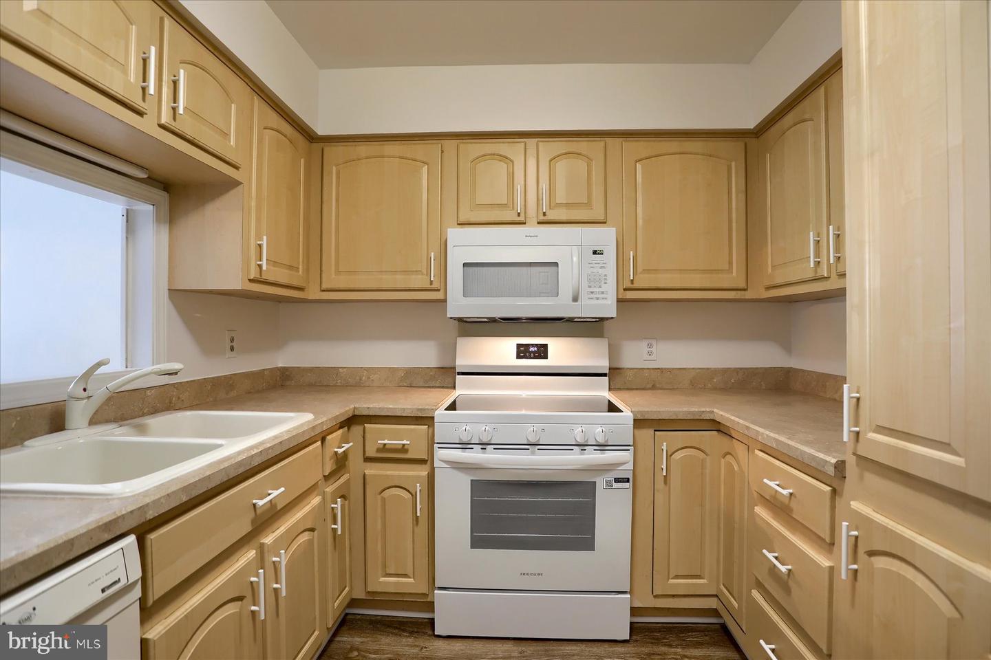 18 Fairfax Vlg Property Photo 8