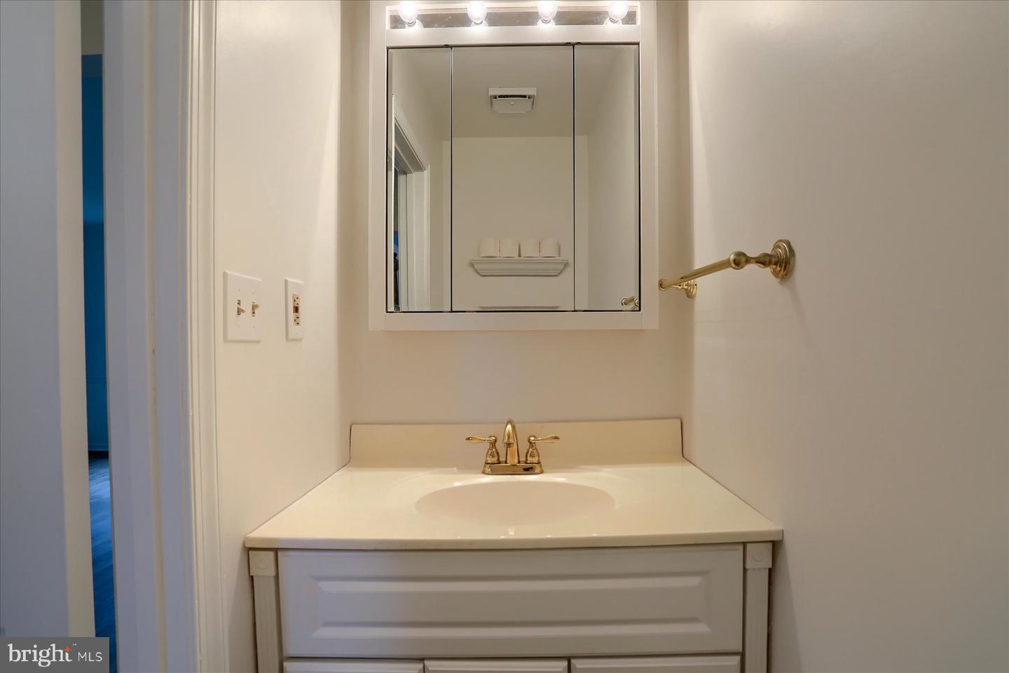 18 Fairfax Vlg Property Photo 12
