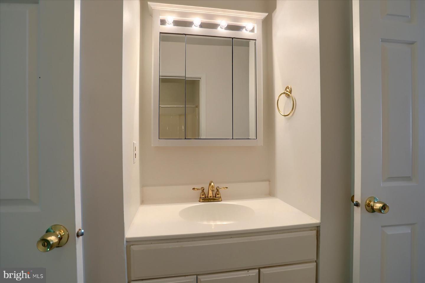 18 Fairfax Vlg Property Photo 14