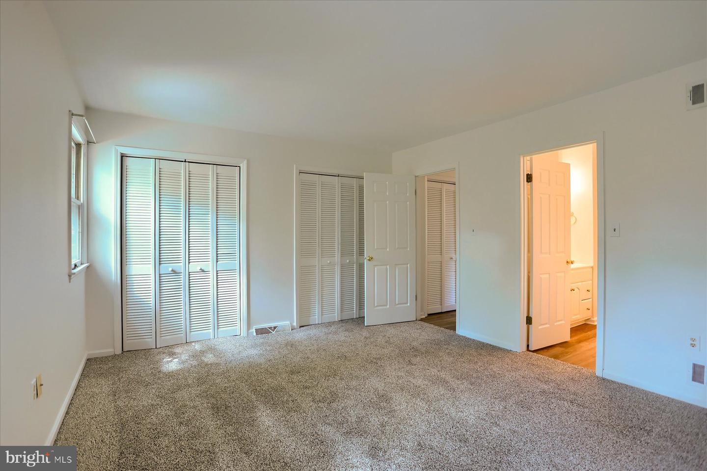 18 Fairfax Vlg Property Photo 18