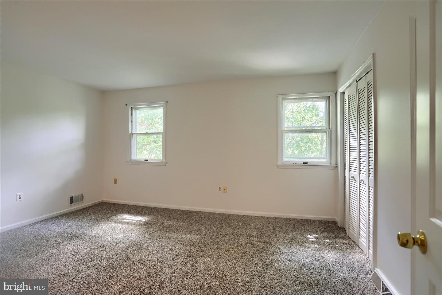 18 Fairfax Vlg Property Photo 19