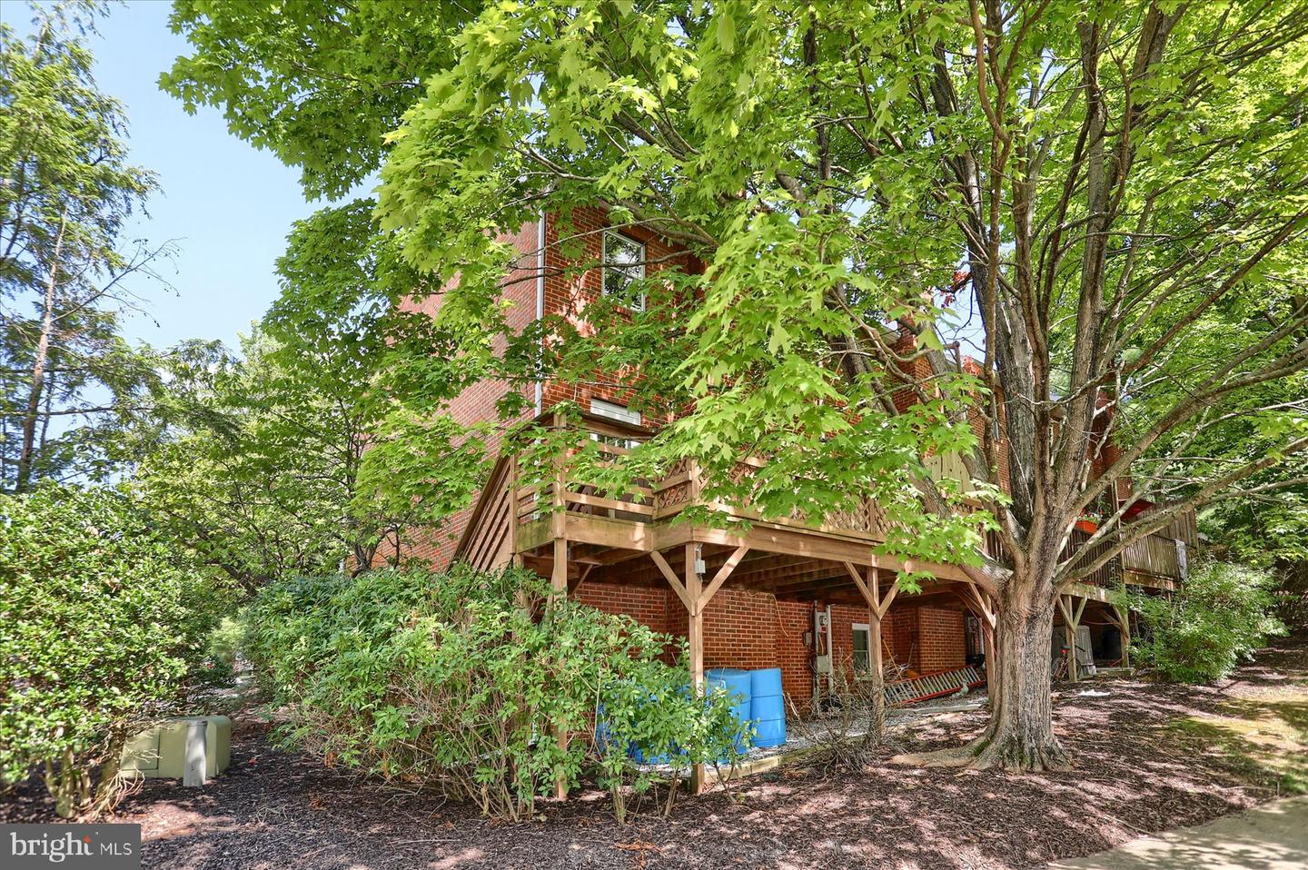 18 Fairfax Vlg Property Photo 24