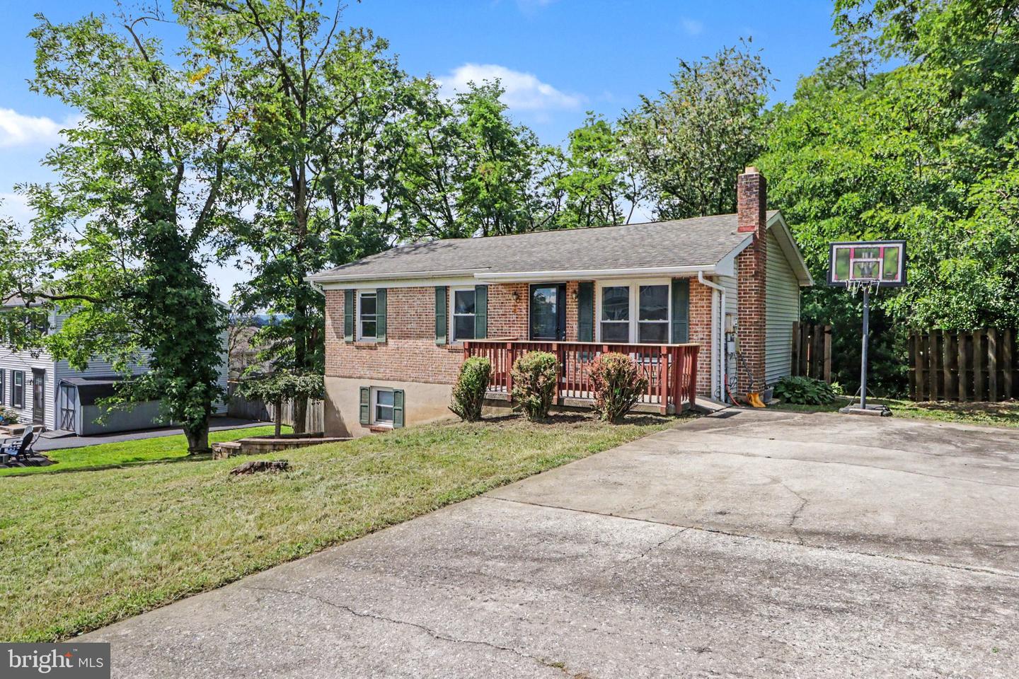 250 Worcester Ave Property Photo 3