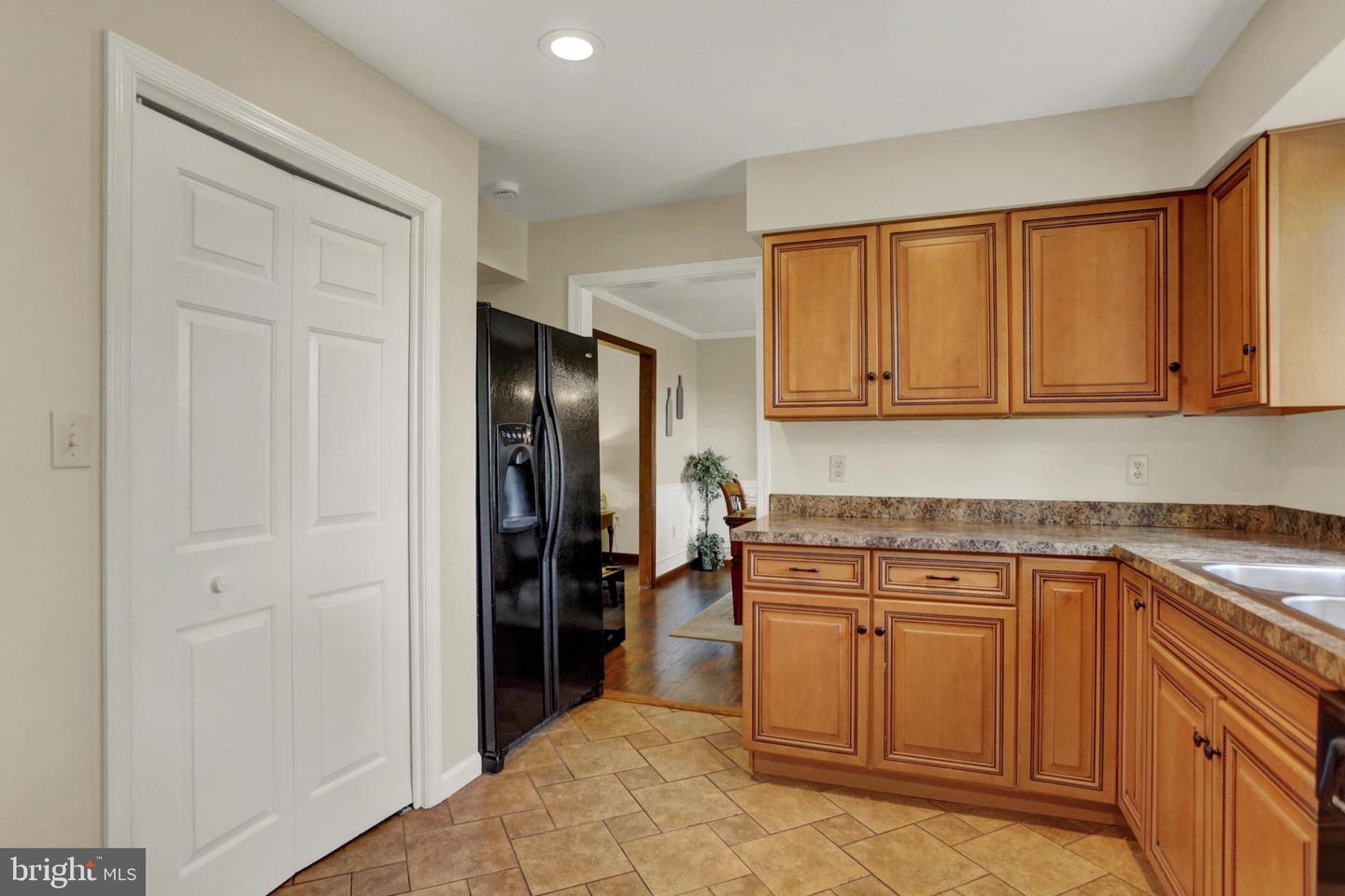 805 Leeds Ct Property Photo 6