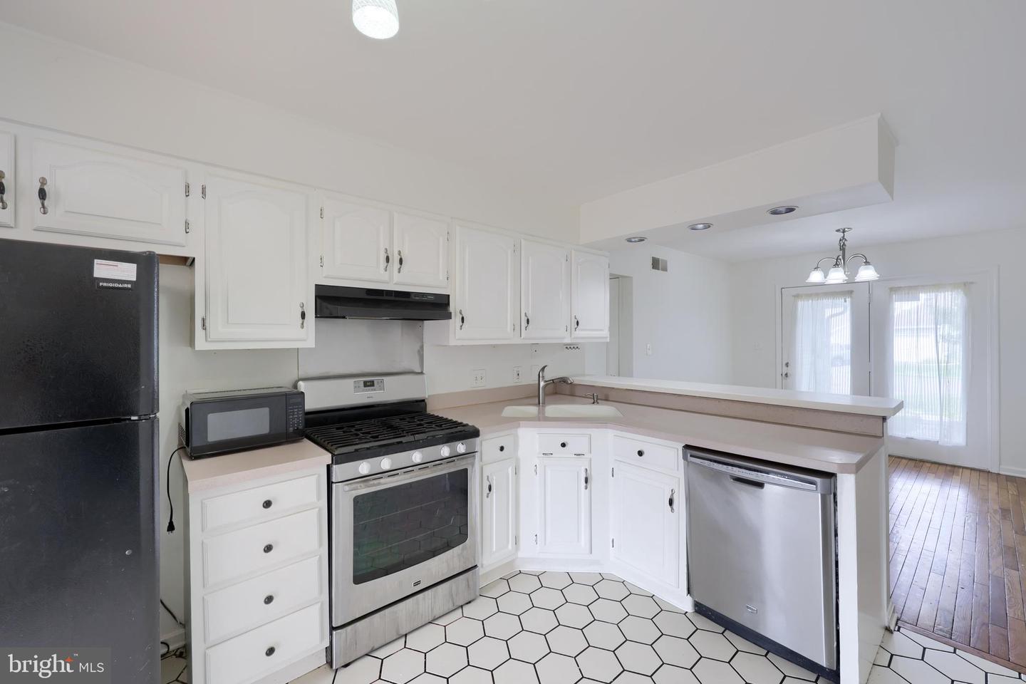 1091 Country Hill Dr Property Photo 6
