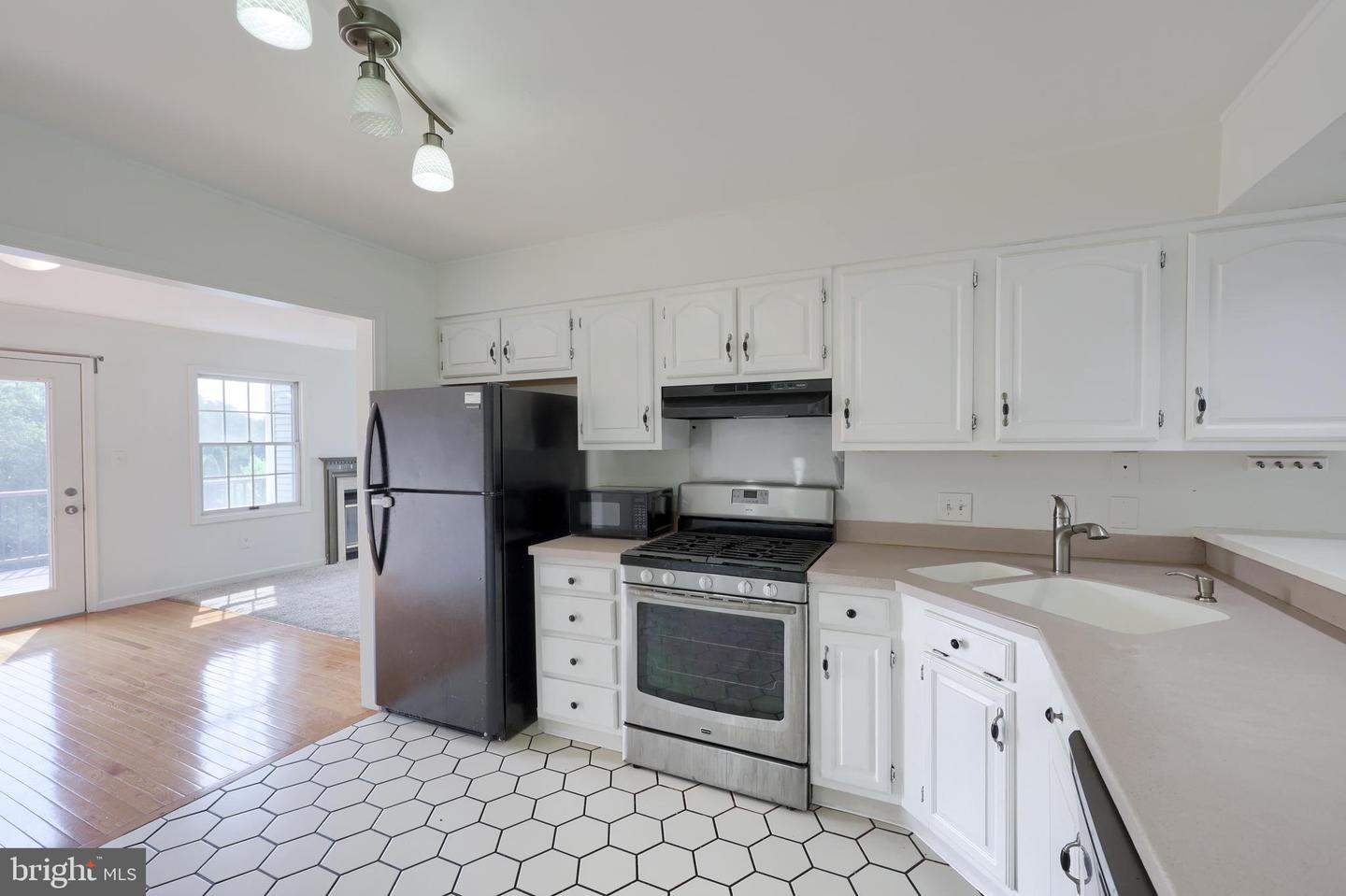1091 Country Hill Dr Property Photo 7