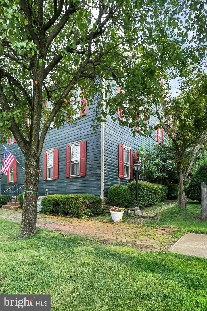114 E Market St Property Photo 3