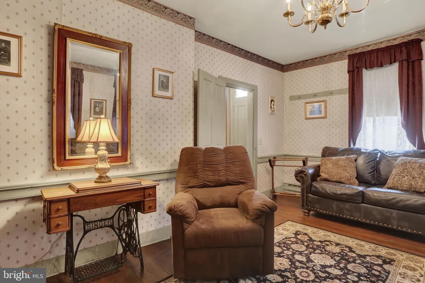 114 E Market St Property Photo 7