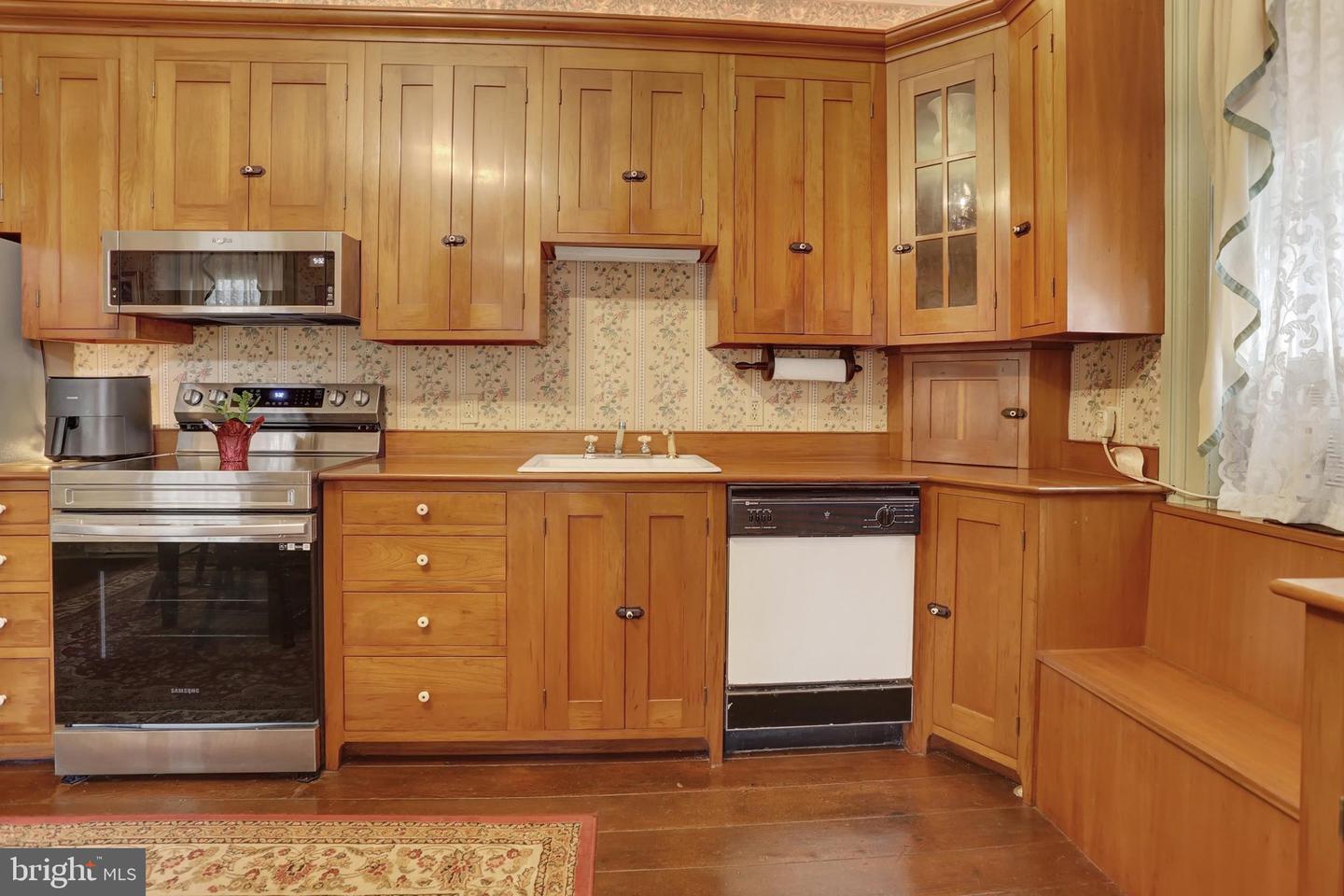 114 E Market St Property Photo 21