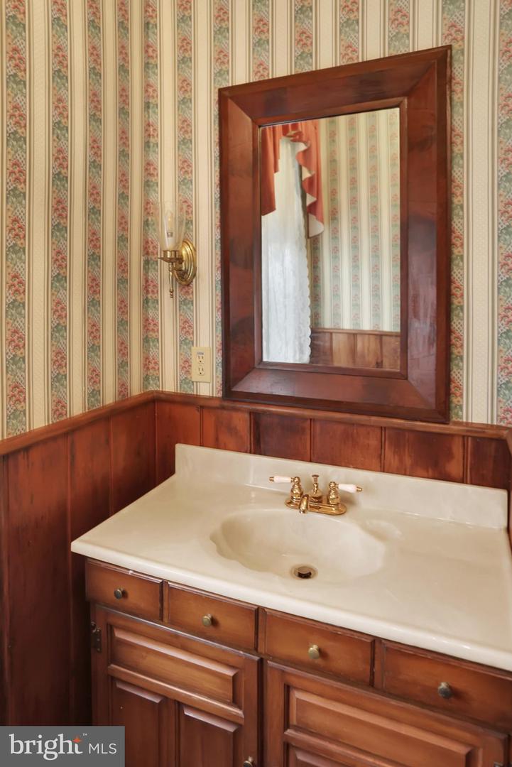 114 E Market St Property Photo 31
