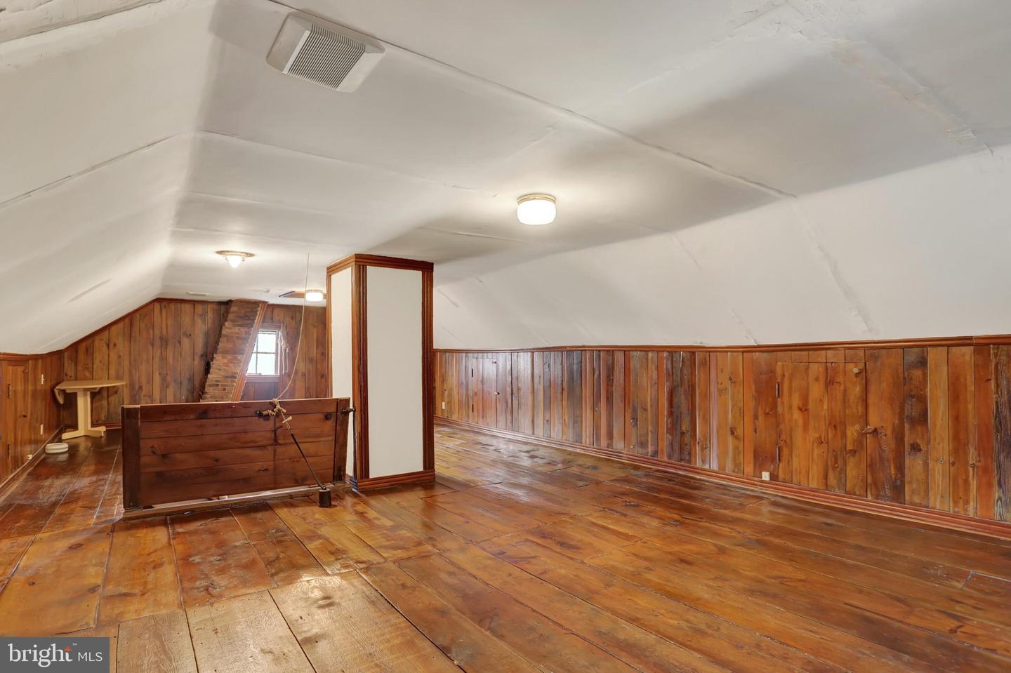 114 E Market St Property Photo 37