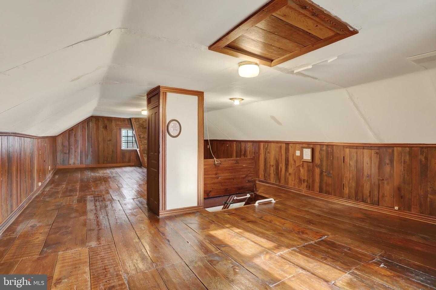 114 E Market St Property Photo 38