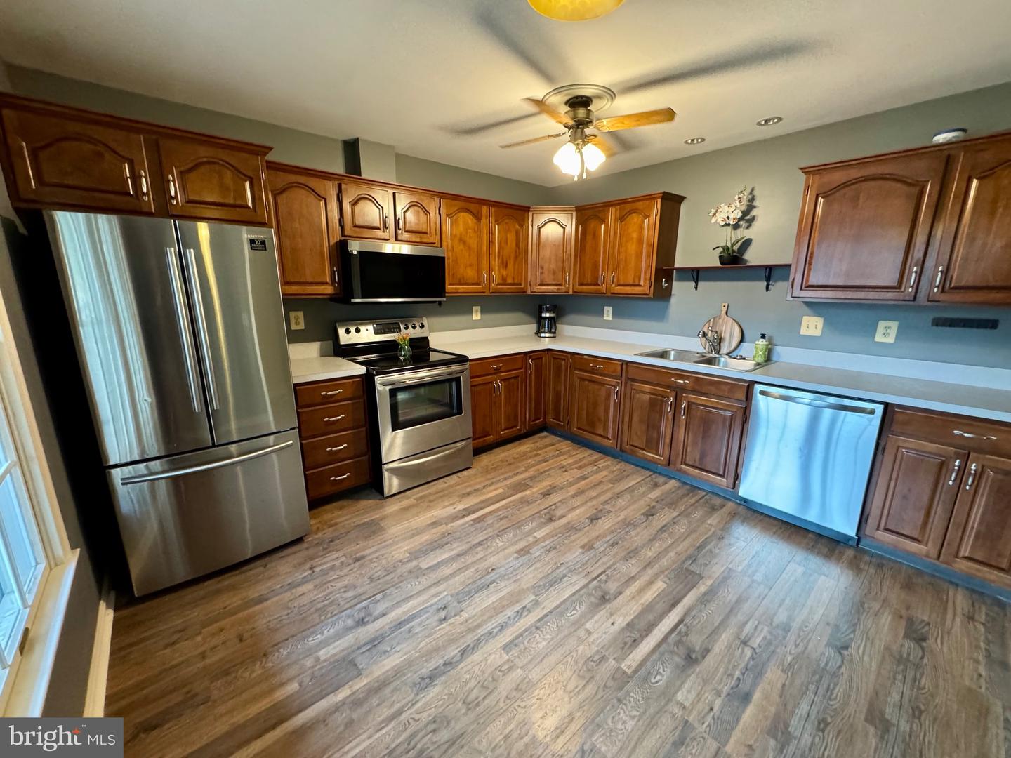 2063 D Raleigh Rd Property Photo 4
