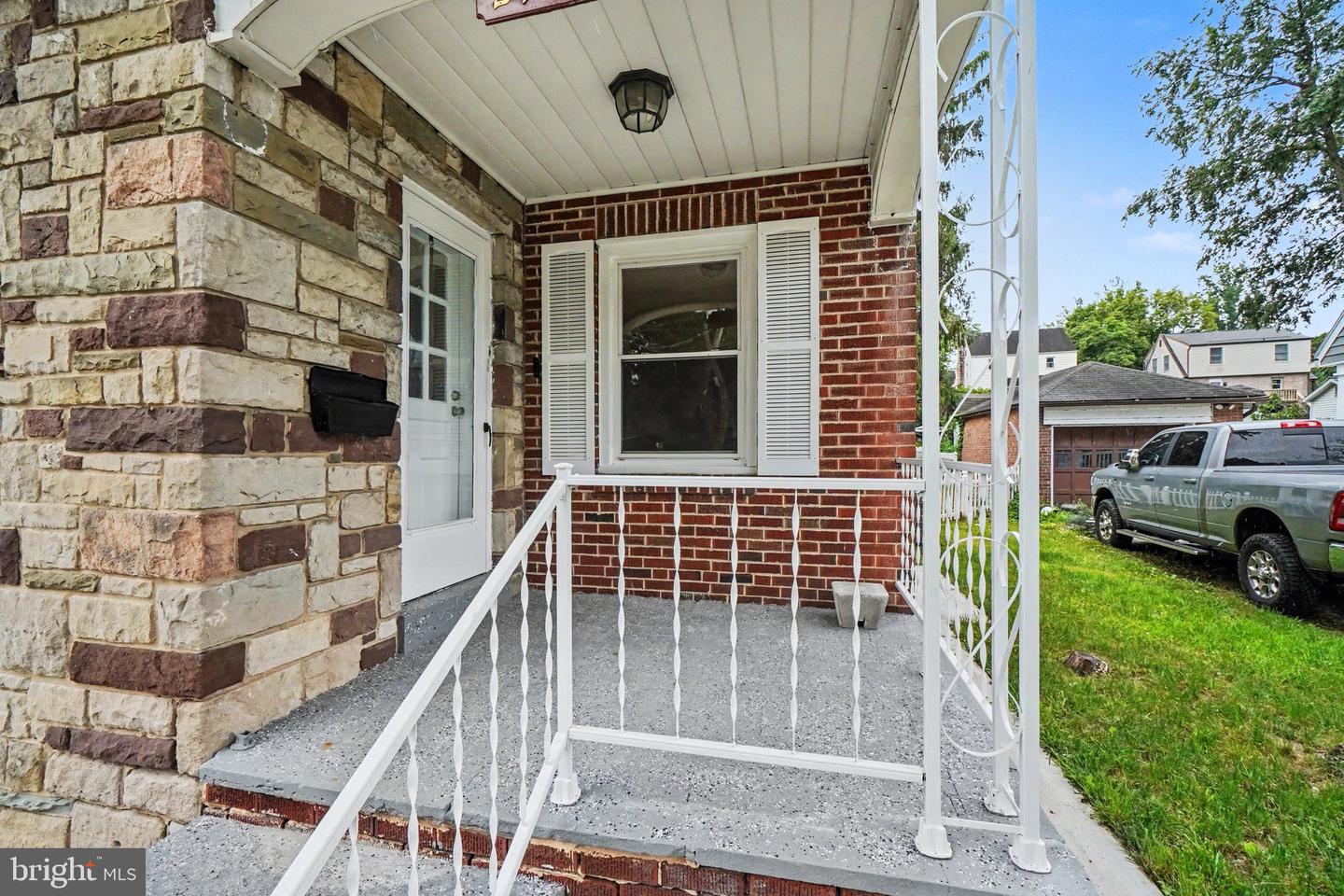 2929 Locust Ln Property Photo 3