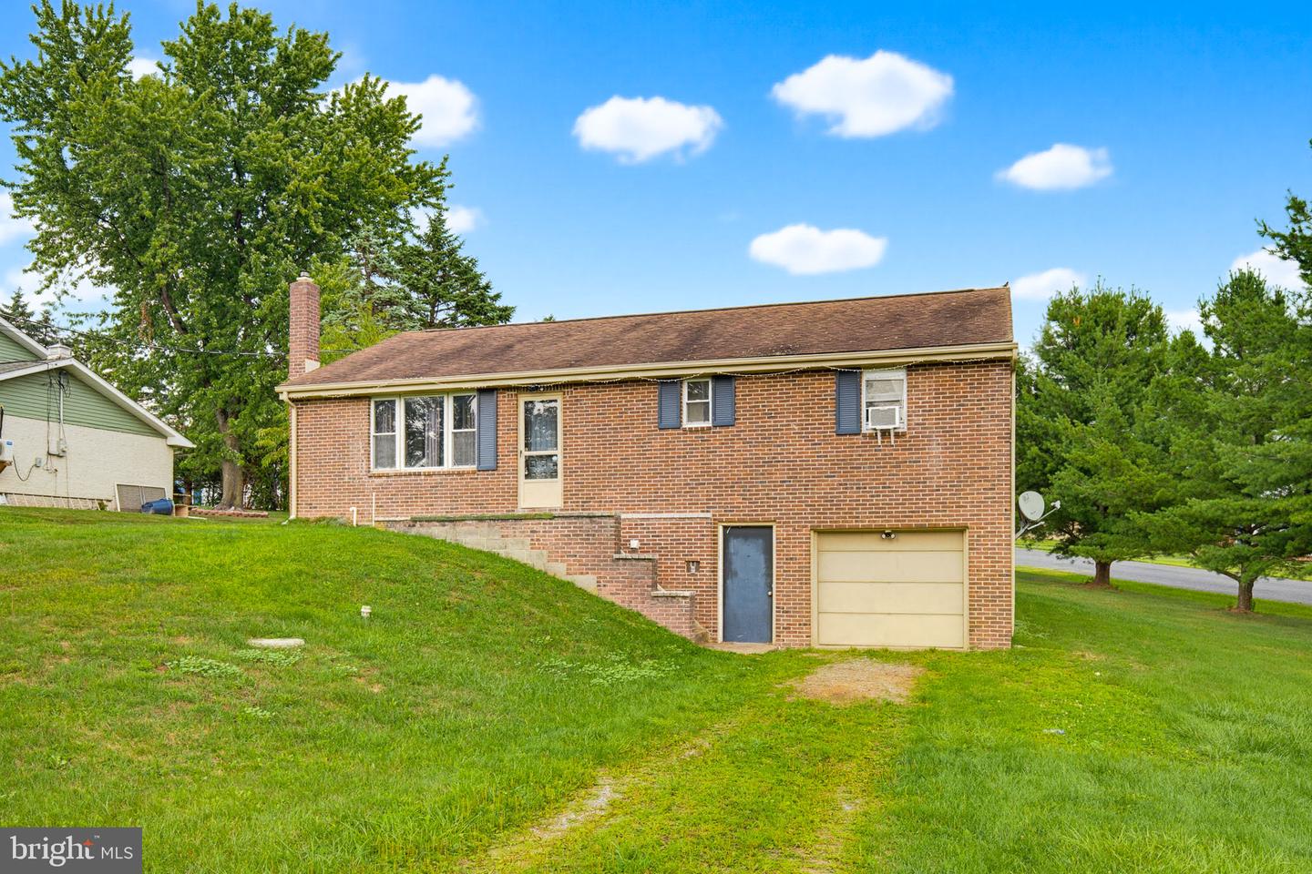 211 Kocher Ln Property Photo 4