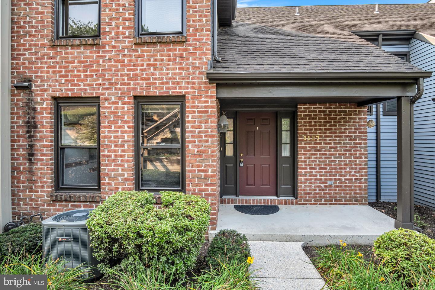 1127 Wicklow Ct Property Photo 4