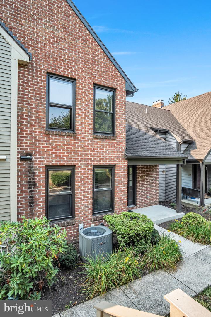 1127 Wicklow Ct Property Photo 6