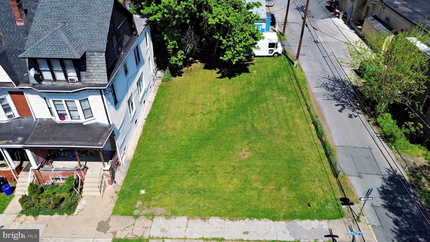 244 Emerald St Property Photo 3