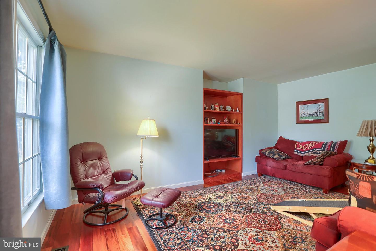 202 Fox Grove Pl Property Photo 5