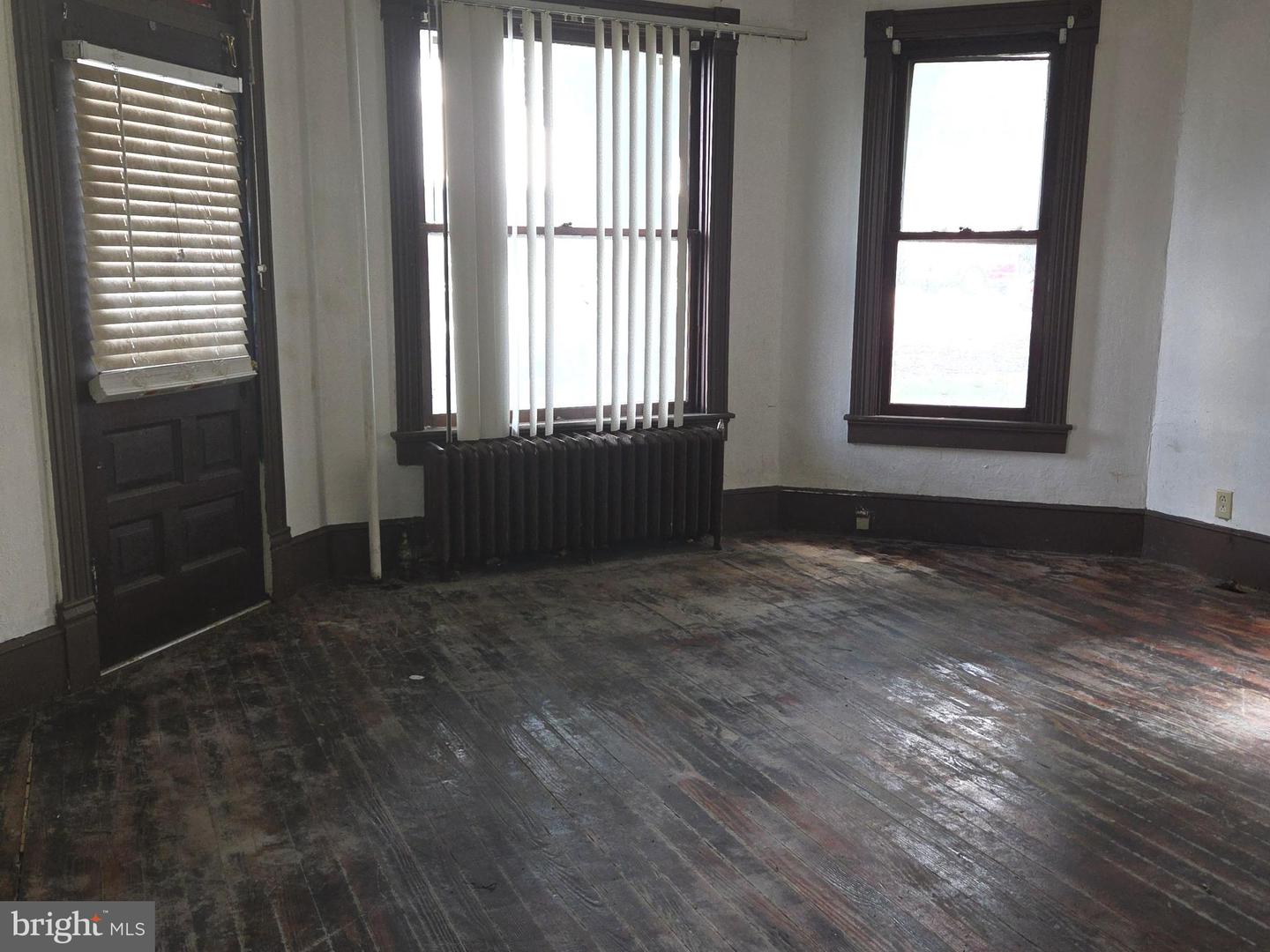 255 W Market St Property Photo 7