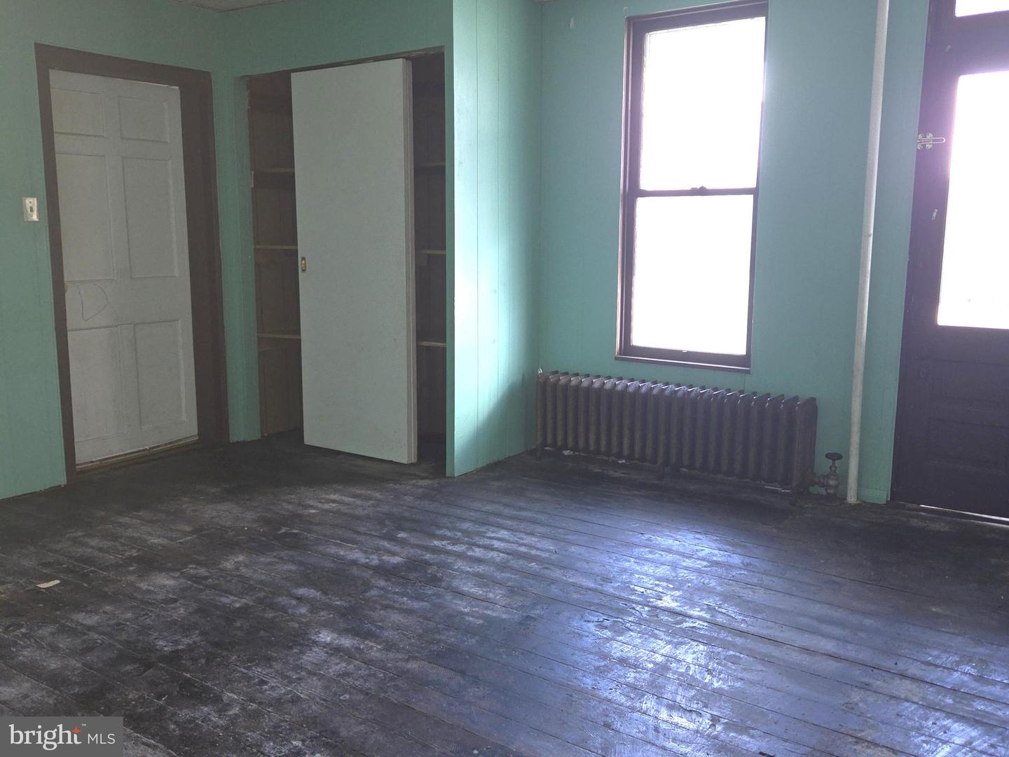 255 W Market St Property Photo 8