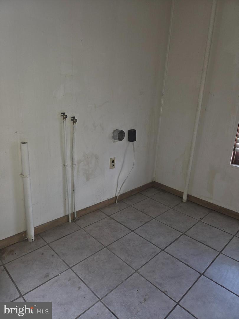 255 W Market St Property Photo 14
