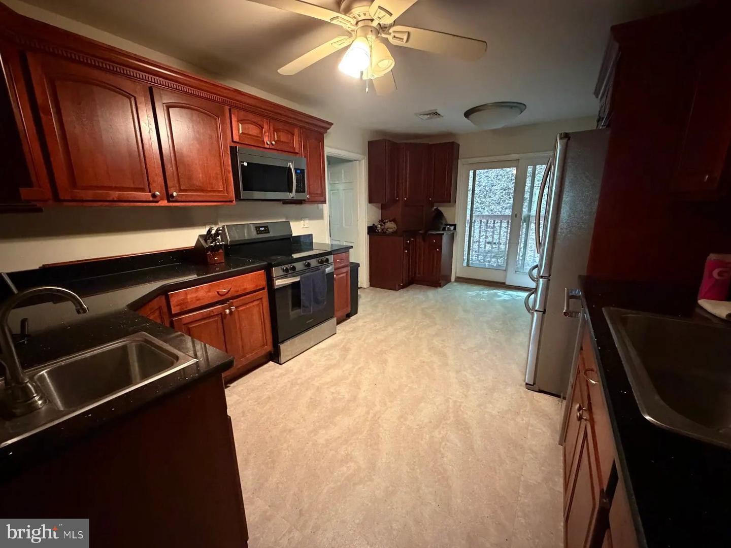 879 Sand Hill Rd Property Photo 3