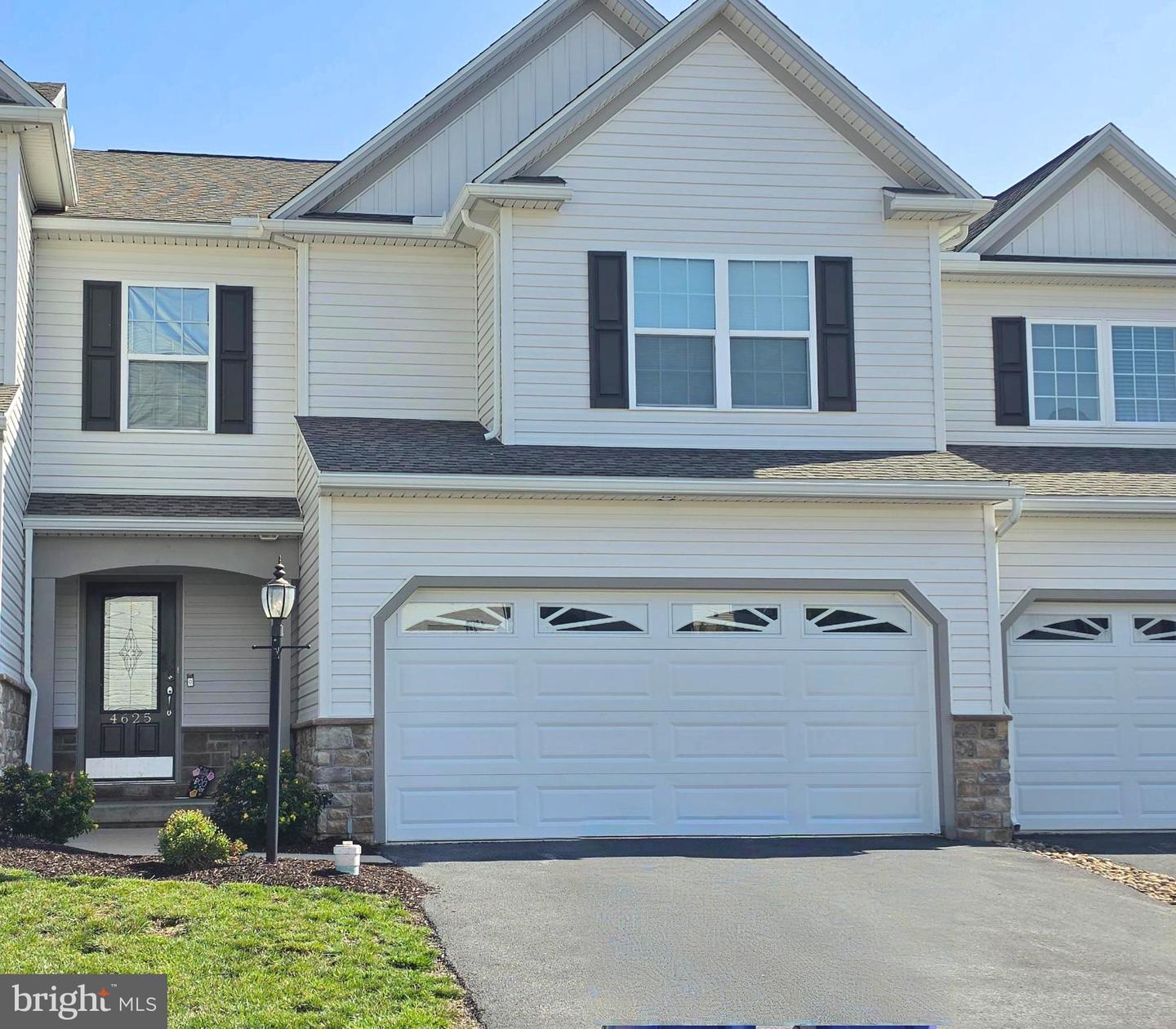 4625 Hamlin Ln Property Photo 1