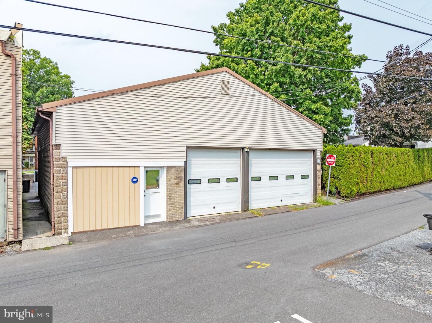 3431 Derry St Property Photo 5