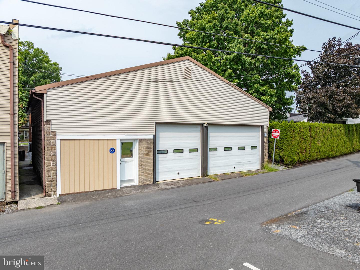 3431 Derry St Property Photo 6