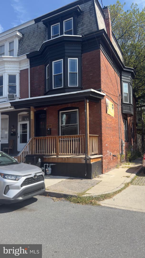 2111 Penn St Property Photo 1