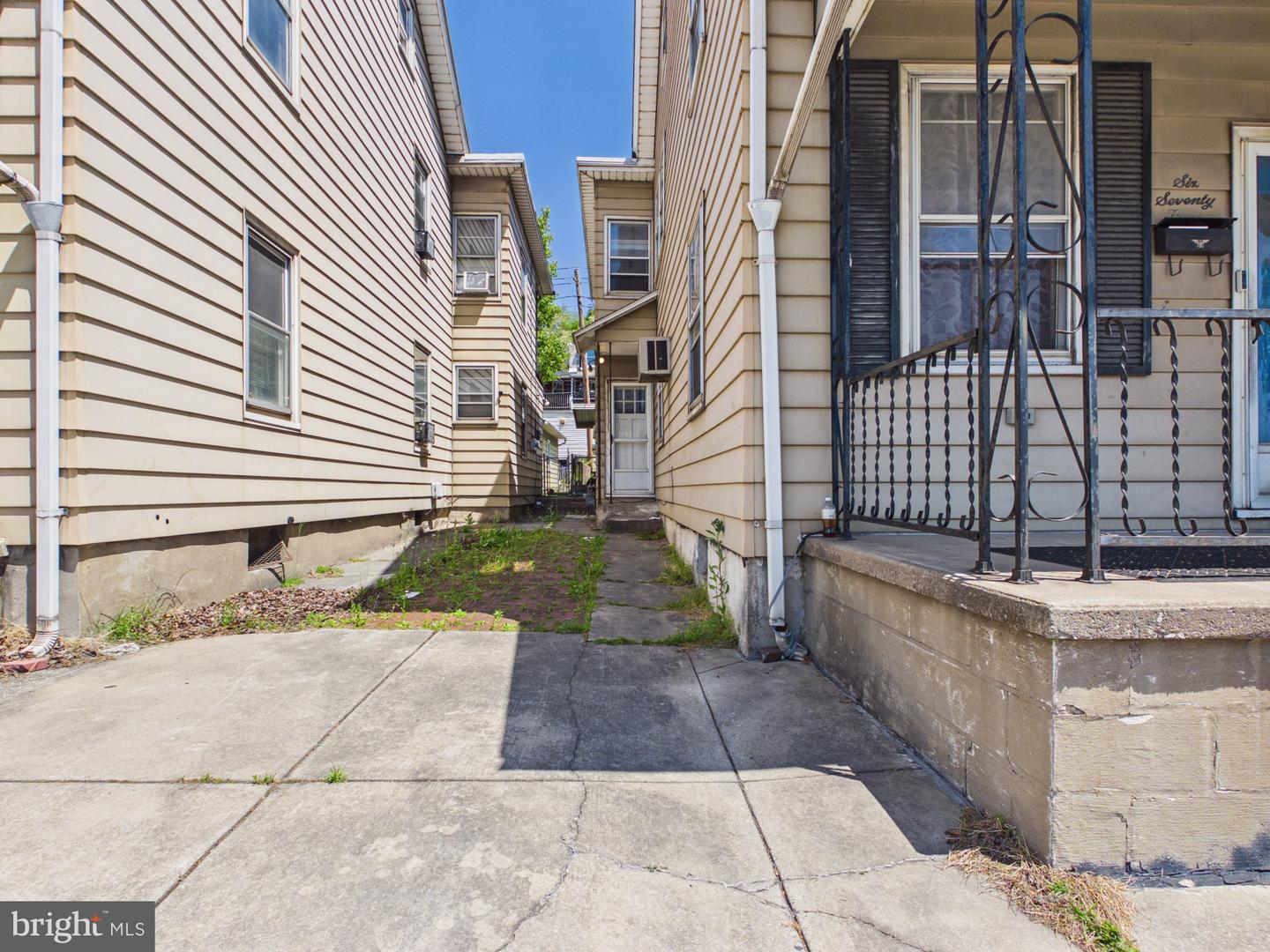 673 S Front St Property Photo 3