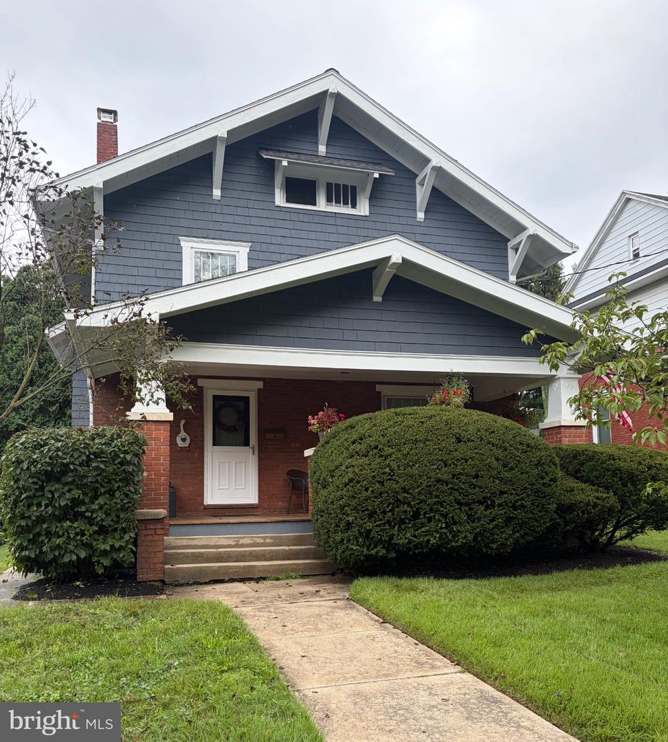 221 E Areba Ave Property Photo 1