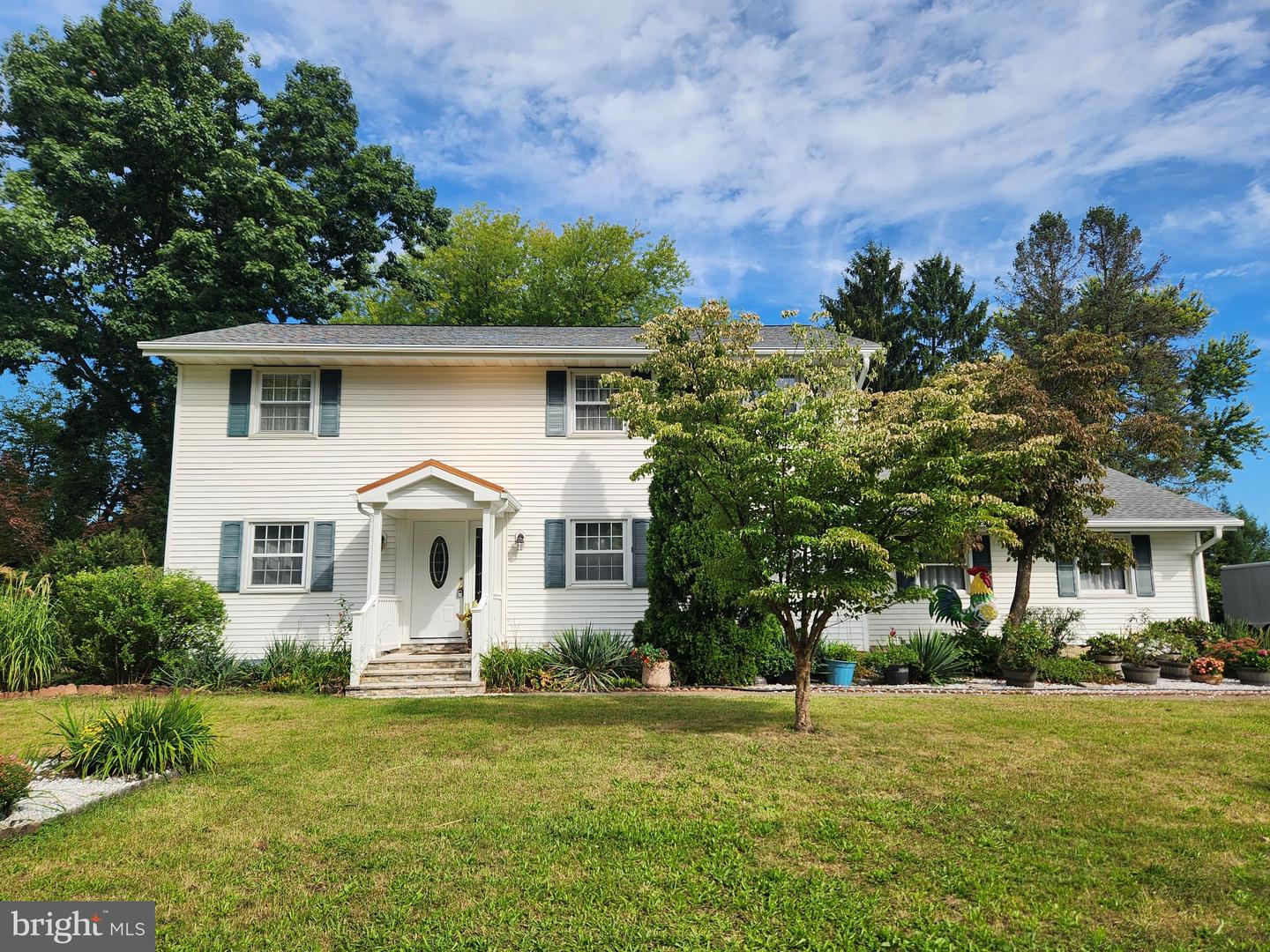 27 Forest Ave Property Photo 1
