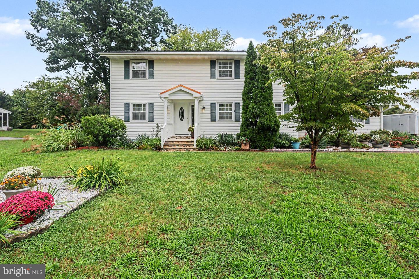 27 Forest Ave Property Photo 1
