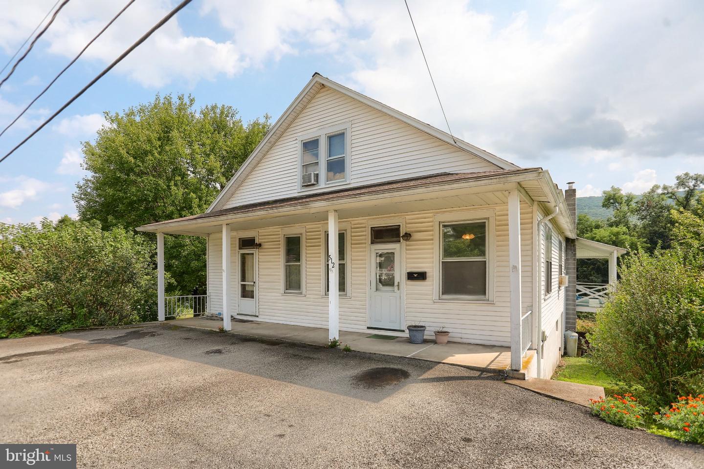 512 E Market St Property Photo 2