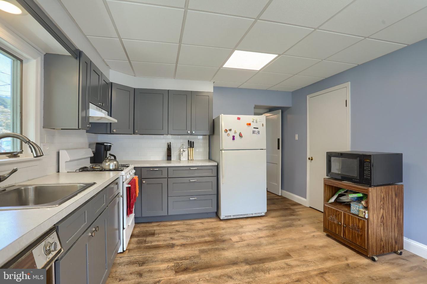 512 E Market St Property Photo 11