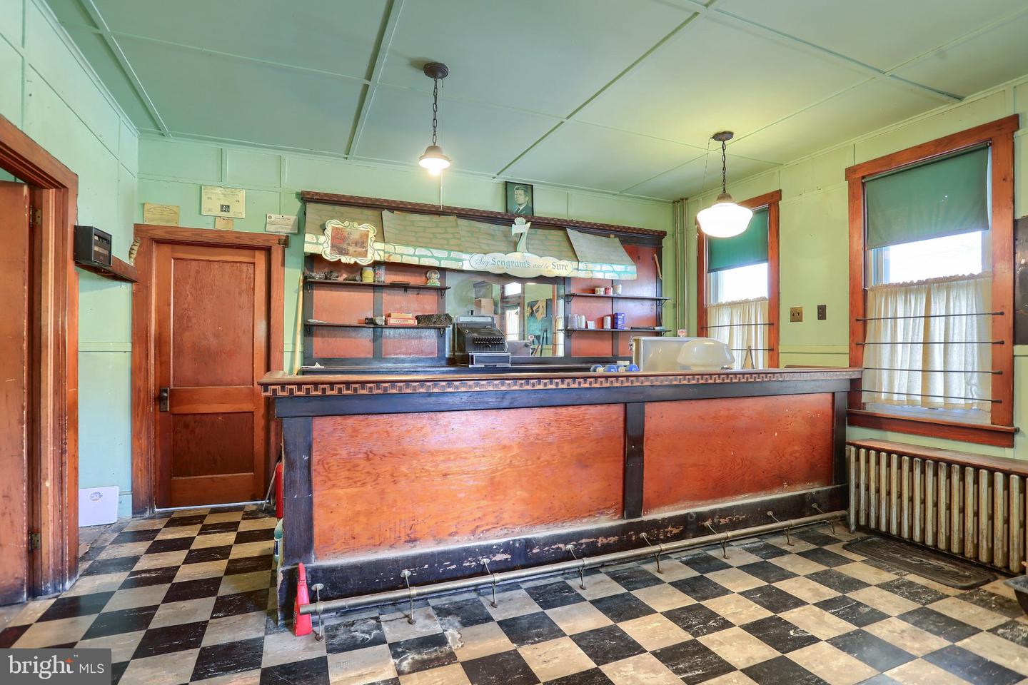 512 E Market St Property Photo 18