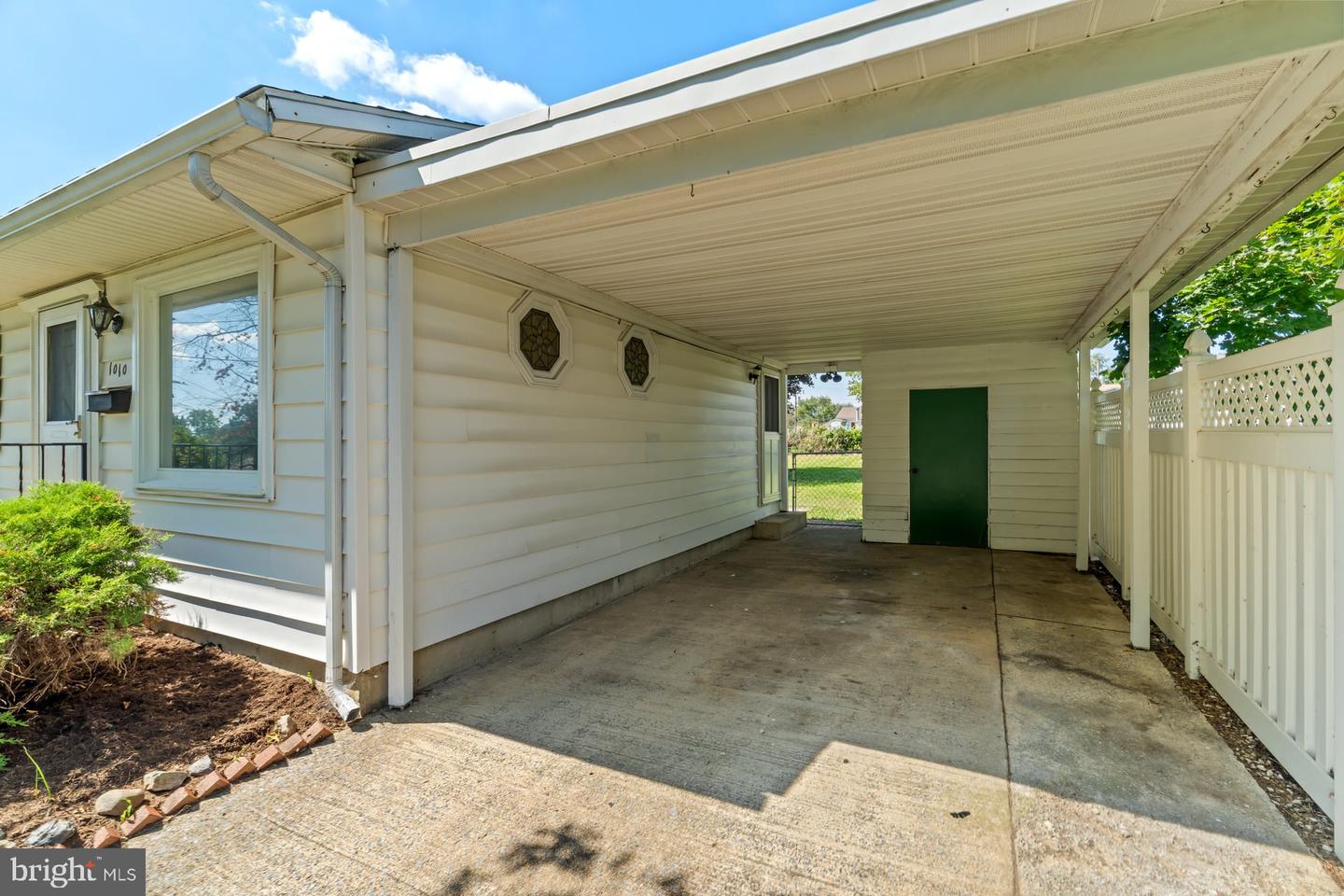 1010 Collingswood Property Photo 3