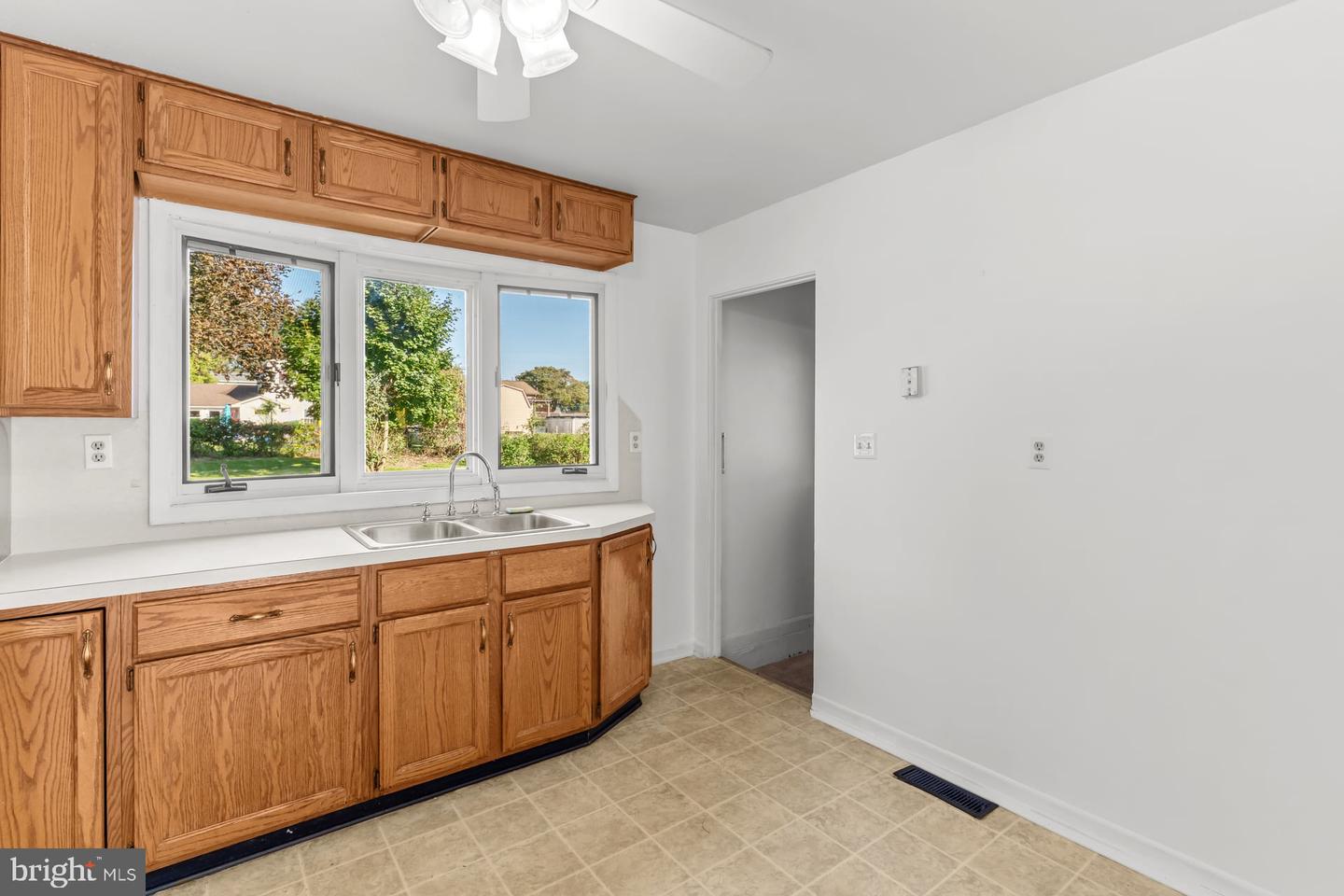 1010 Collingswood Property Photo 8