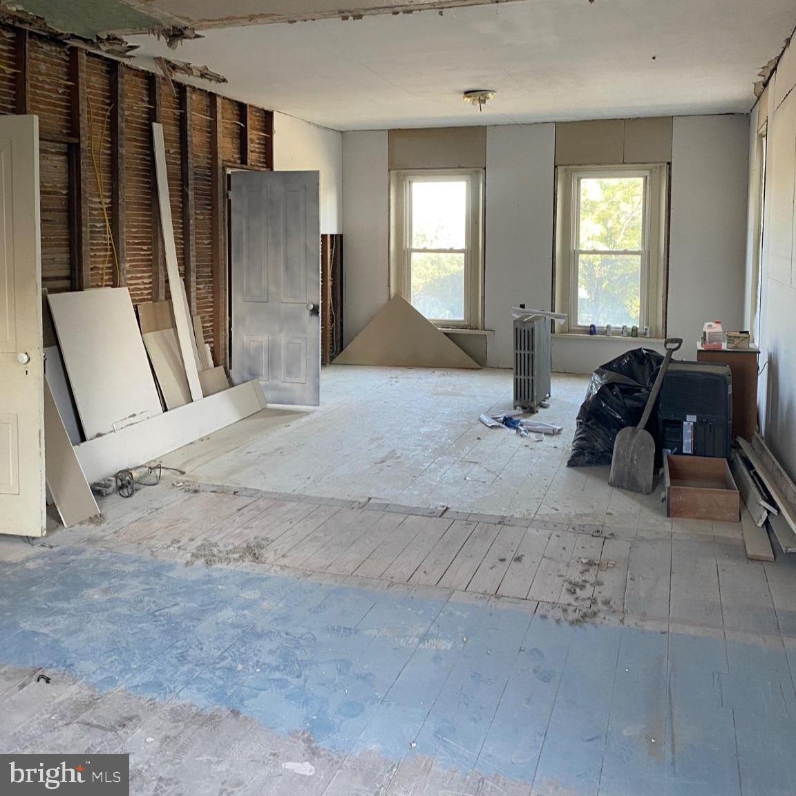 119 E Market St Property Photo 13