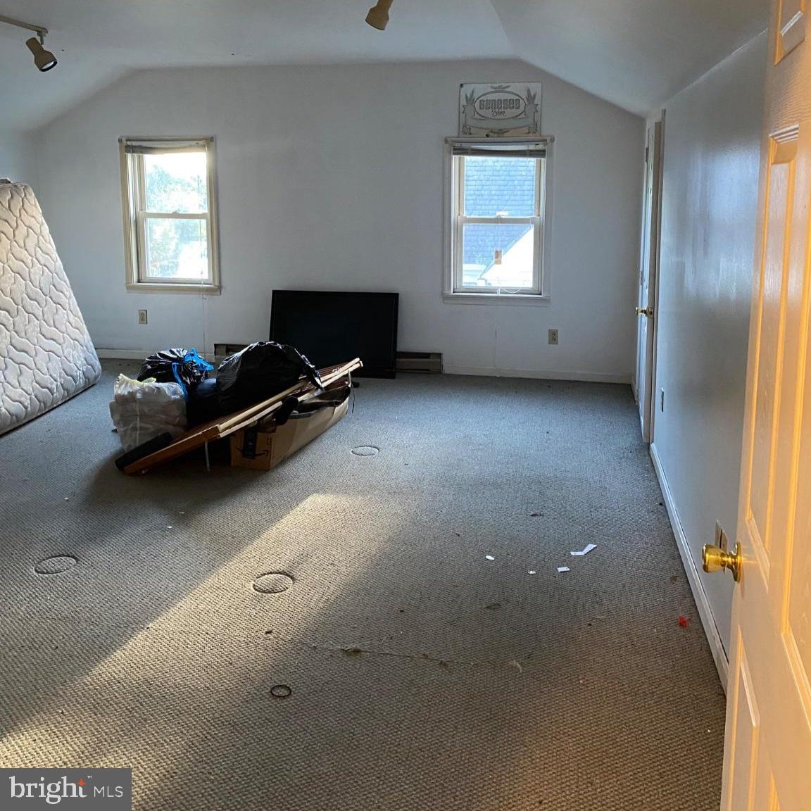 119 E Market St Property Photo 17