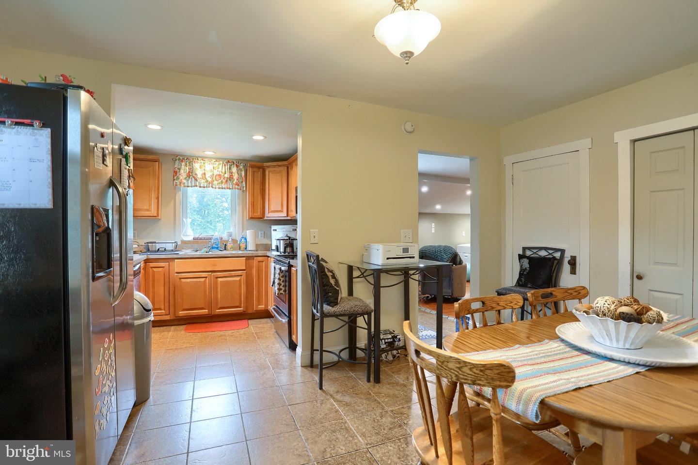 1028 N River Rd Property Photo 10