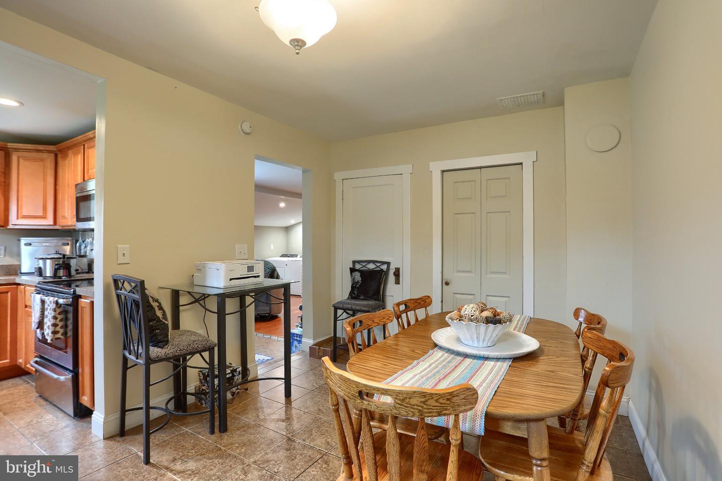 1028 N River Rd Property Photo 11