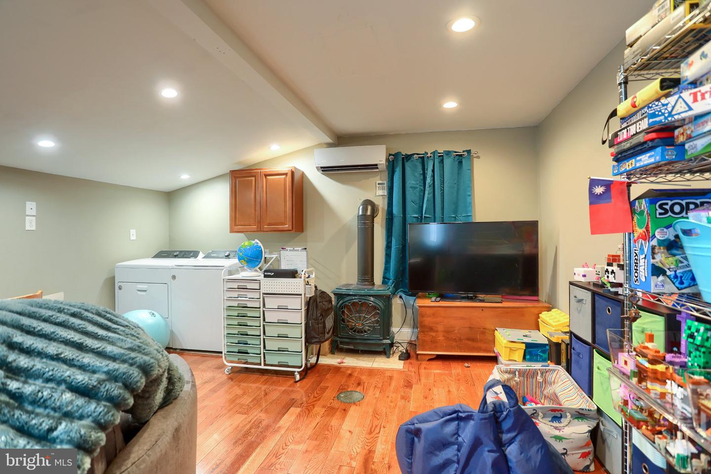 1028 N River Rd Property Photo 14