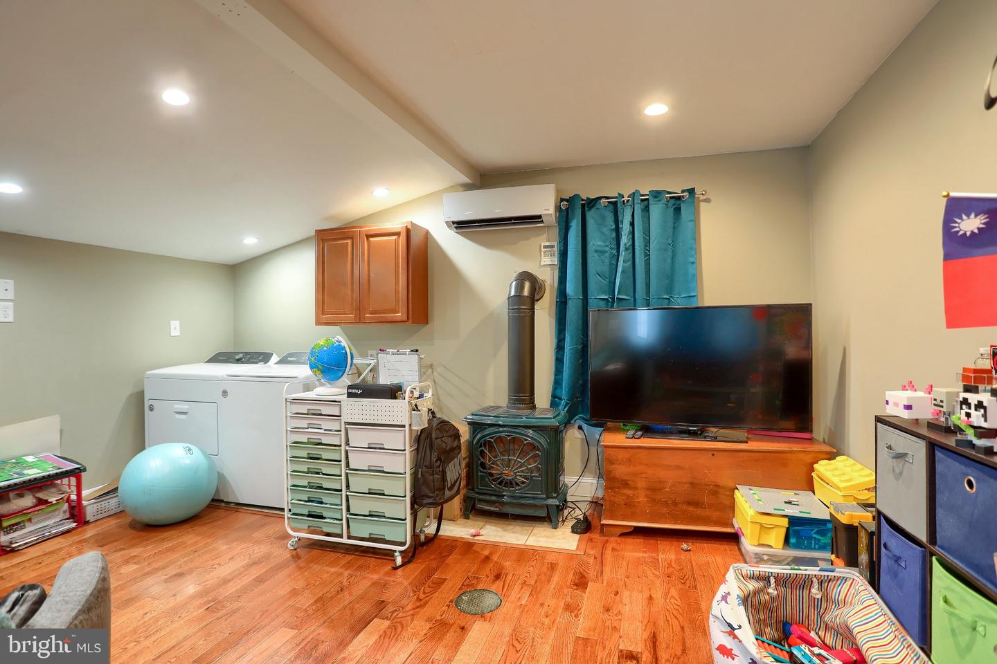 1028 N River Rd Property Photo 15